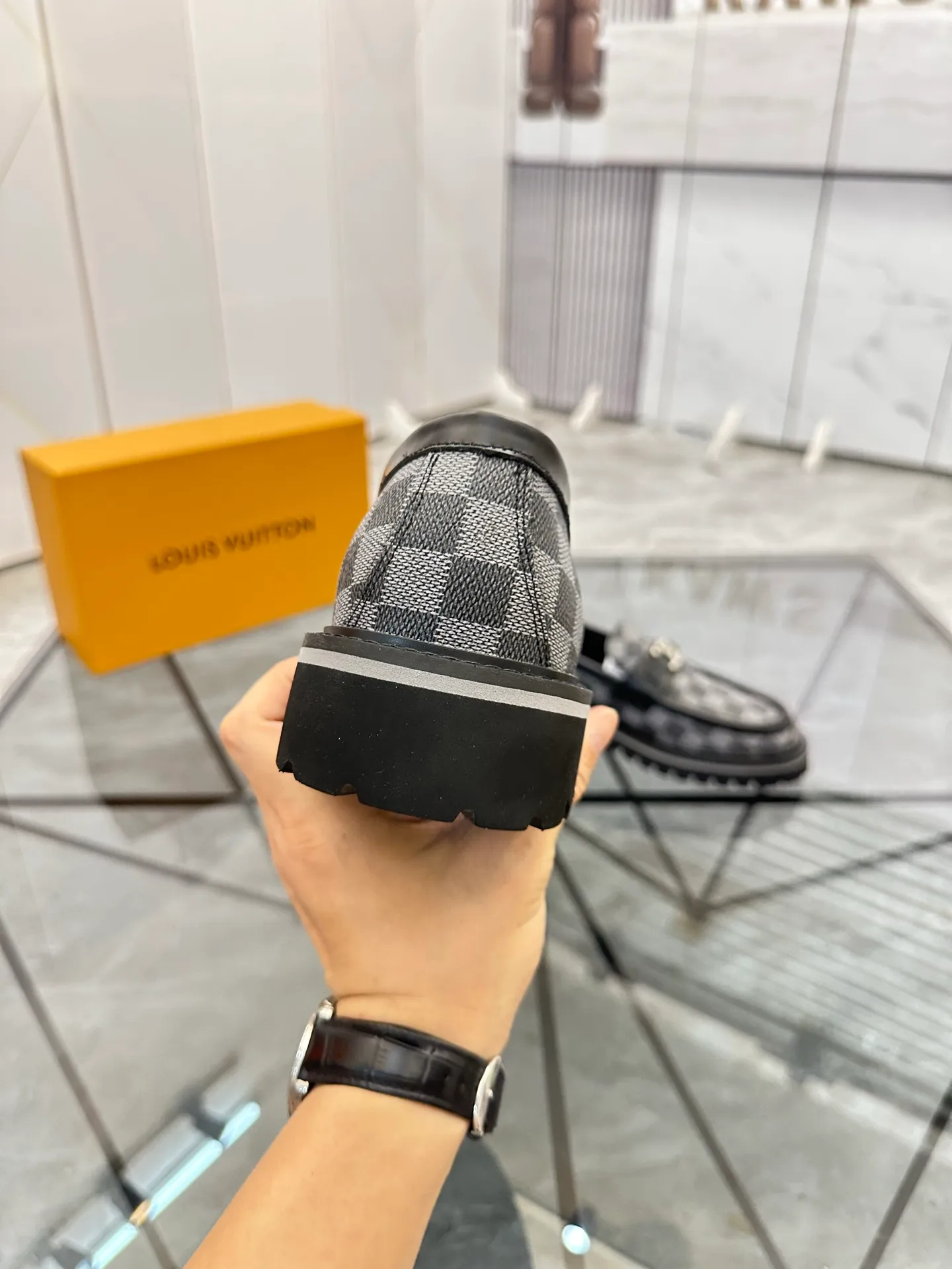 Selling men's shoes 💰: 💰P460¥ Product trademark: LV* "Louis Vuitton*" leather shoes Regular size: 40-45 (can be customized to 46) Product materials: imported cowhide upper, sheepskin lining, original outsole. Number: 558